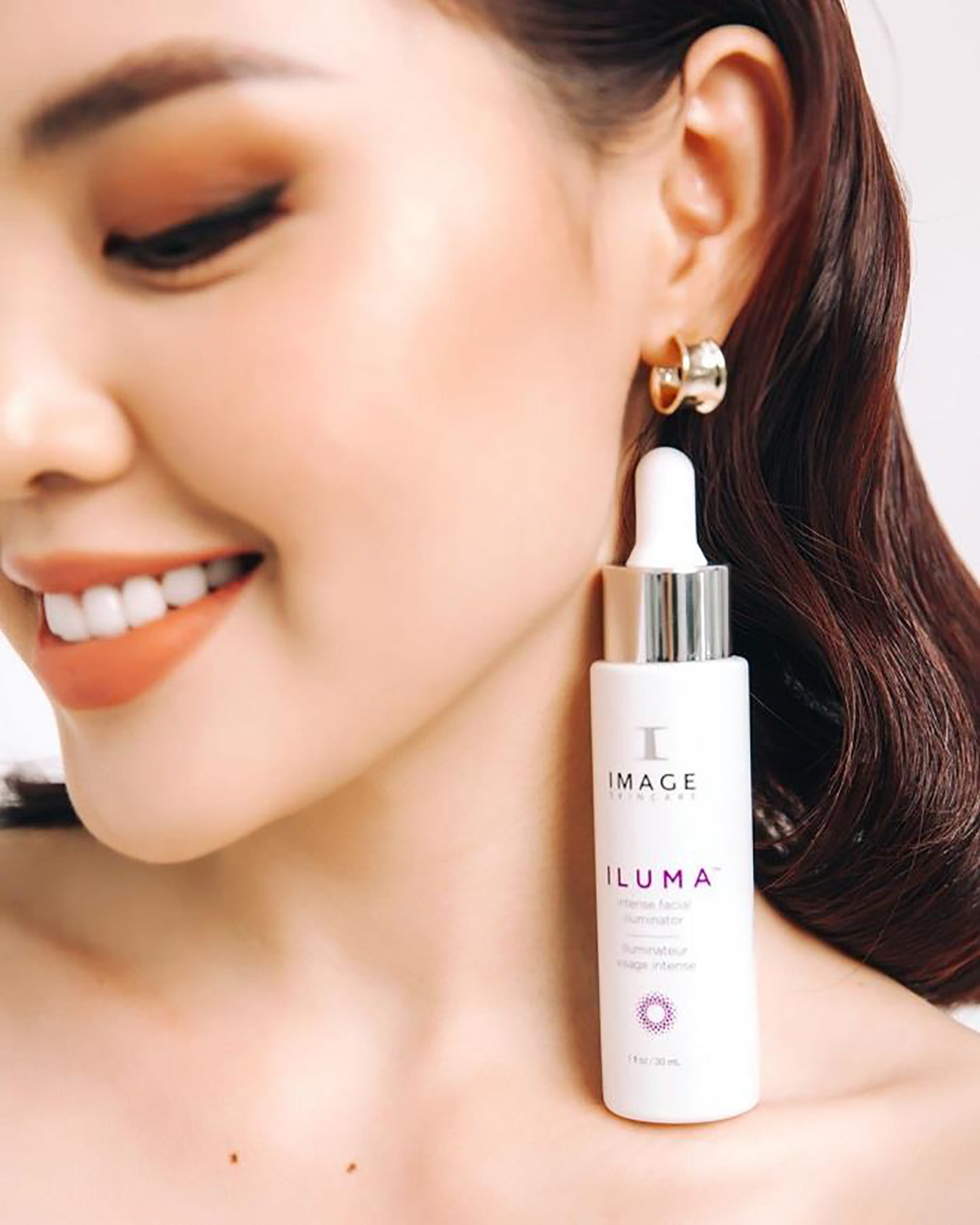 Ca sĩ Linh Phi là một trong những người tiên phong sử dụng serum Image Iluma và đánh giá rất cao về hiệu quả trị nám, làm trắng da