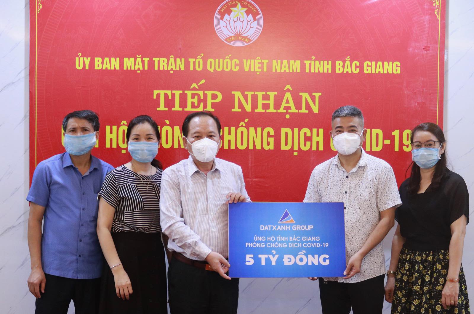 Đại diện Tập đoàn Đất Xanh ủng hộ 5 tỉ đồng cho Ủy ban MTTQ Việt Nam tỉnh Bắc Giang vào ngày 22.5