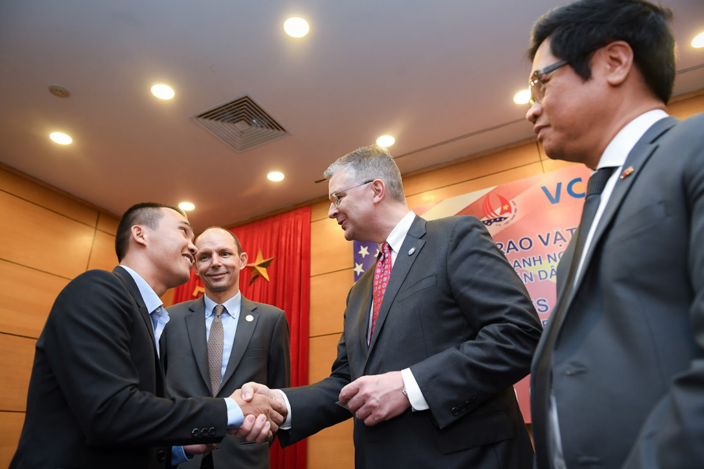 Ông Phạm Quang Anh, giám đốc Dony bắt tay và gửi lời chúc đến Đại sứ Hoa Kỳ Daniel Kritenbrink trong lễ trao tặng vật tư y tế
