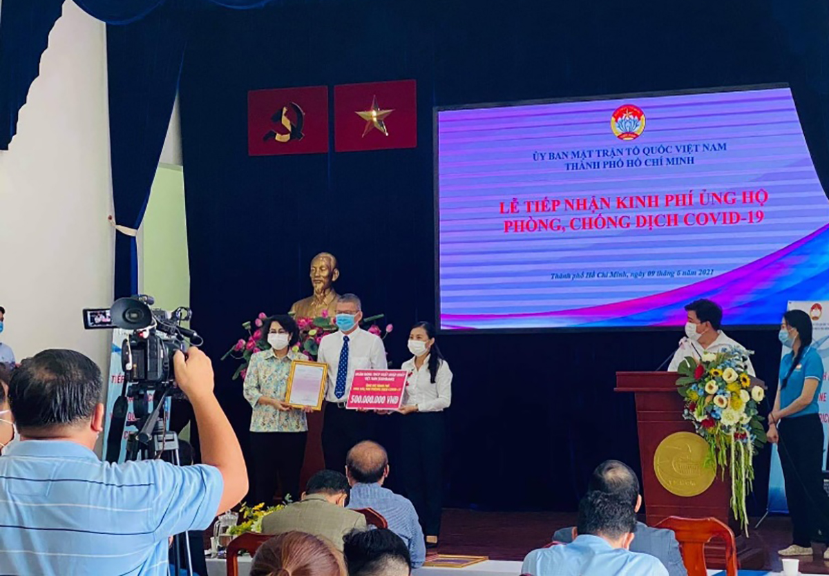 Ngày 9.6, đại diện Eximbank trao 500 triệu đồng trao cho Ủy ban MTTQ Việt Nam - TP.HCM