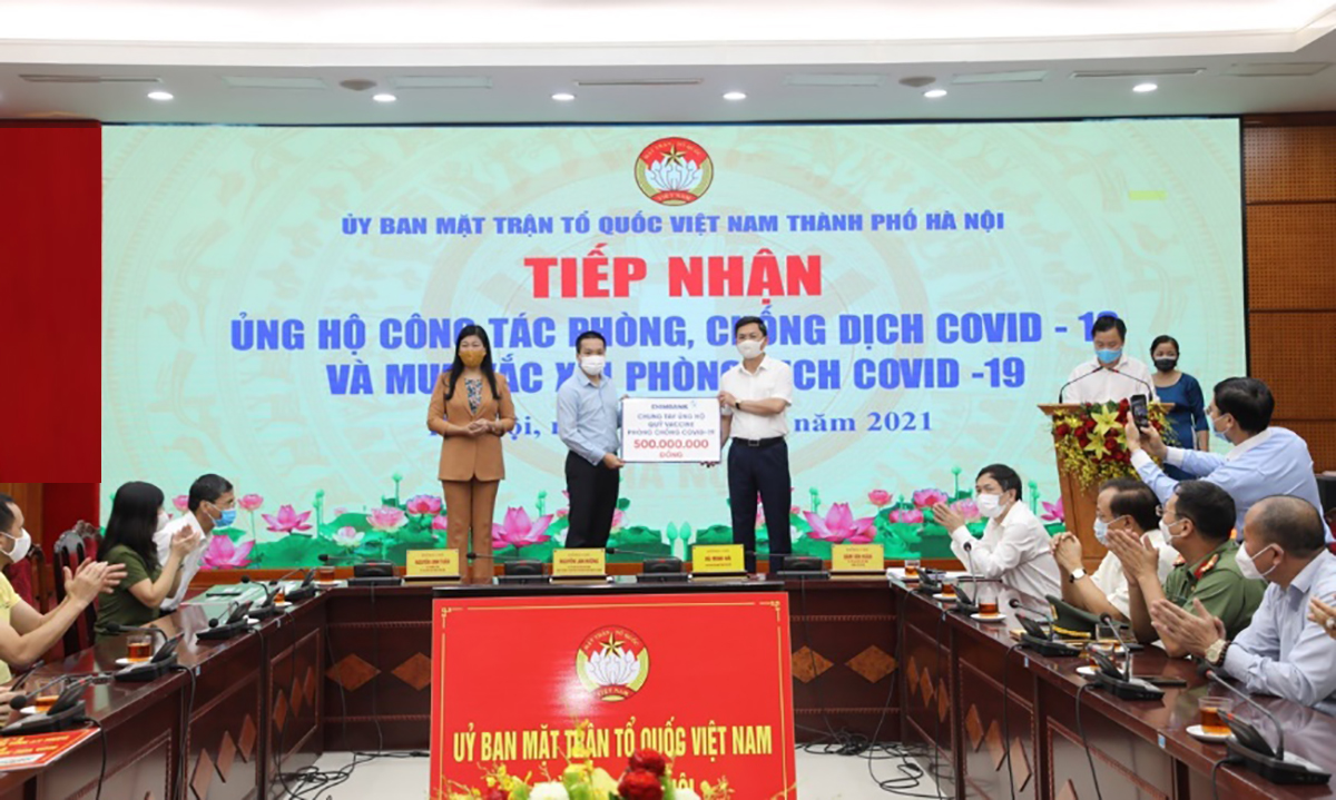 Ngày 10.6, đại diện Eximbank trao 500 triệu đồng trao cho Ủy ban MTTQ Việt Nam - TP. Hà Nội