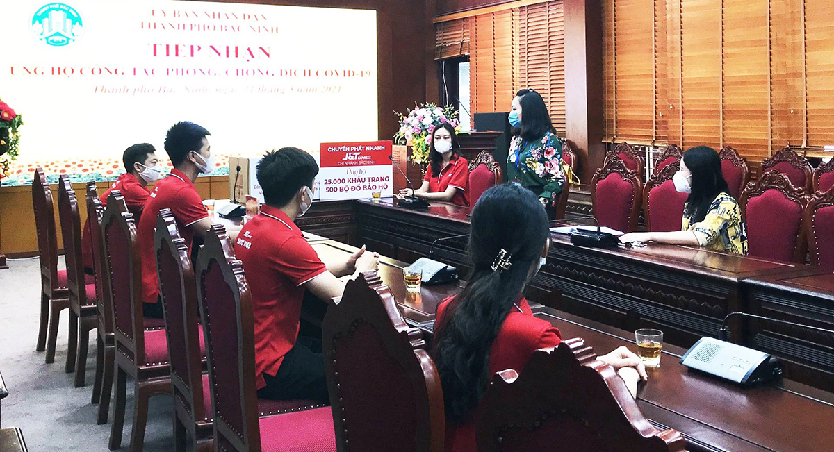 Bà Nguyễn Thị Hải - Đại diện Ủy ban nhân dân thành phố Bắc Ninh bày tỏ lời cảm ơn đến J&T Express