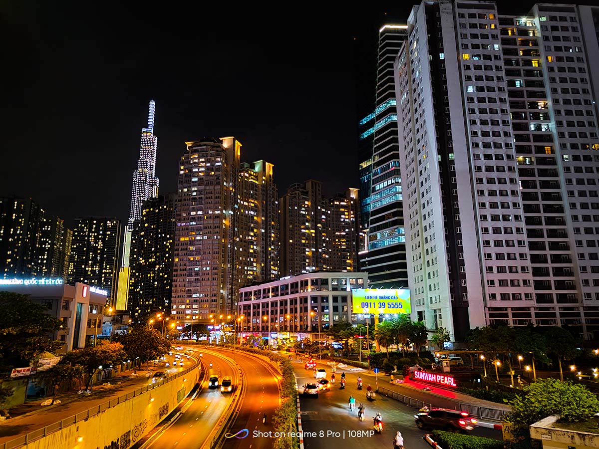 Hình ảnh Sài Gòn về đêm hiển thị sống động, sắc nét. Ảnh chụp bởi Phạm Thế Hiển
