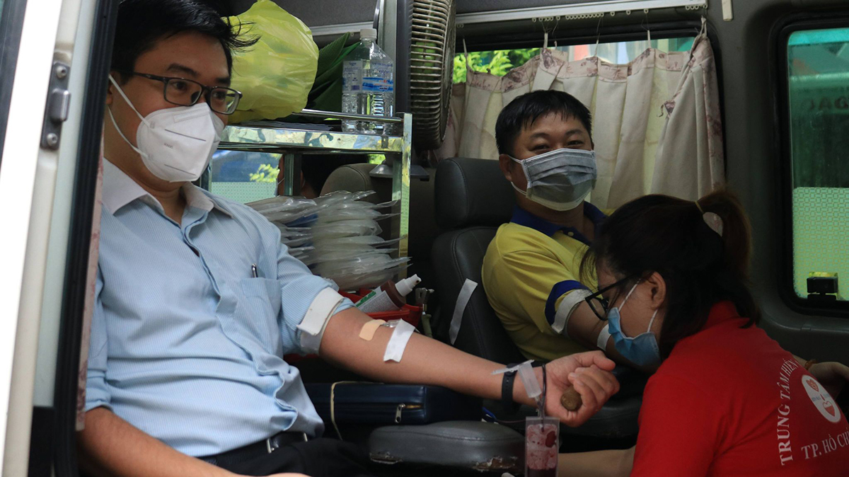 Anh Đào Trung Kiên (đeo kính) - Giám đốc Chiến lược PNJ hưởng ứng hoạt động hiến máu nhân đạo