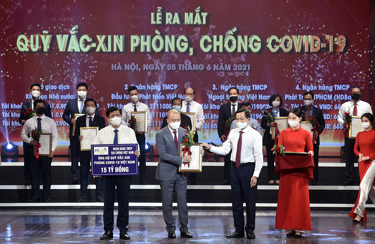 Ông Nguyễn Anh Tuấn, Phó Tổng Giám đốc - đại diện PVcomBank trao tặng 15 tỉ đồng cho Quỹ