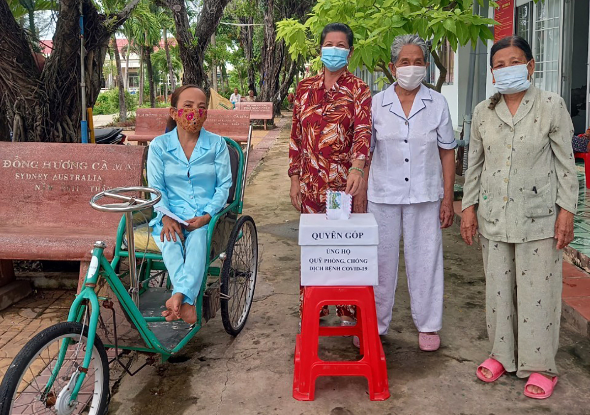 Các cụ bà đang sống tại Trung tâm Bảo trợ xã hội tỉnh Cà Mau cùng đóng góp số tiền 28,9 triệu đồng cho Quỹ vắc xin phòng, chống Covid-19 ẢNH: GIA BÁCH 