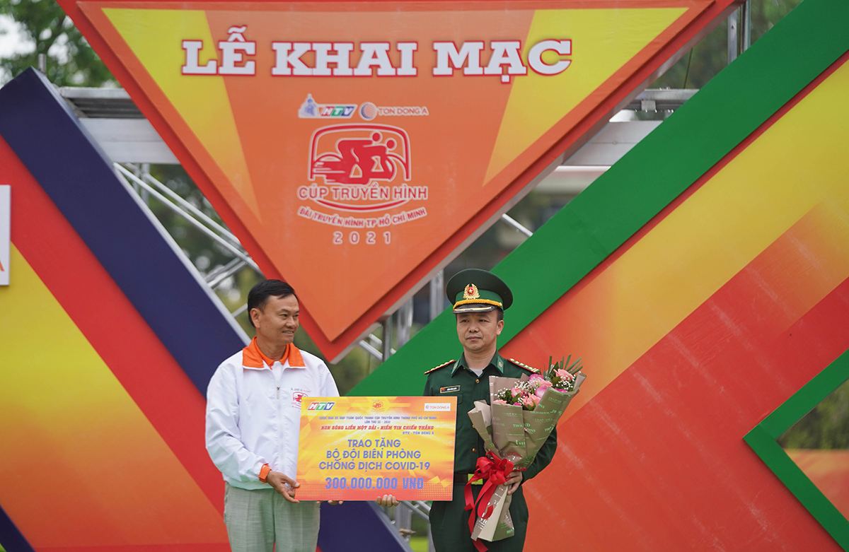 Tôn Đông Á trao tiền ủng hộ cho Bộ đội Biên phòng biên phòng tỉnh Cao Bằng