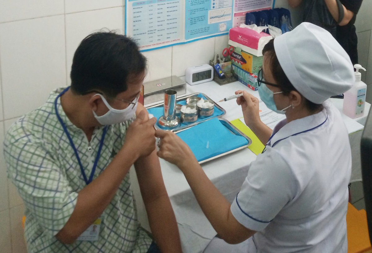 Tiêm vắc xin Nanocovax thử nghiệm cho tình nguyện viên - Ảnh Huy Thăng