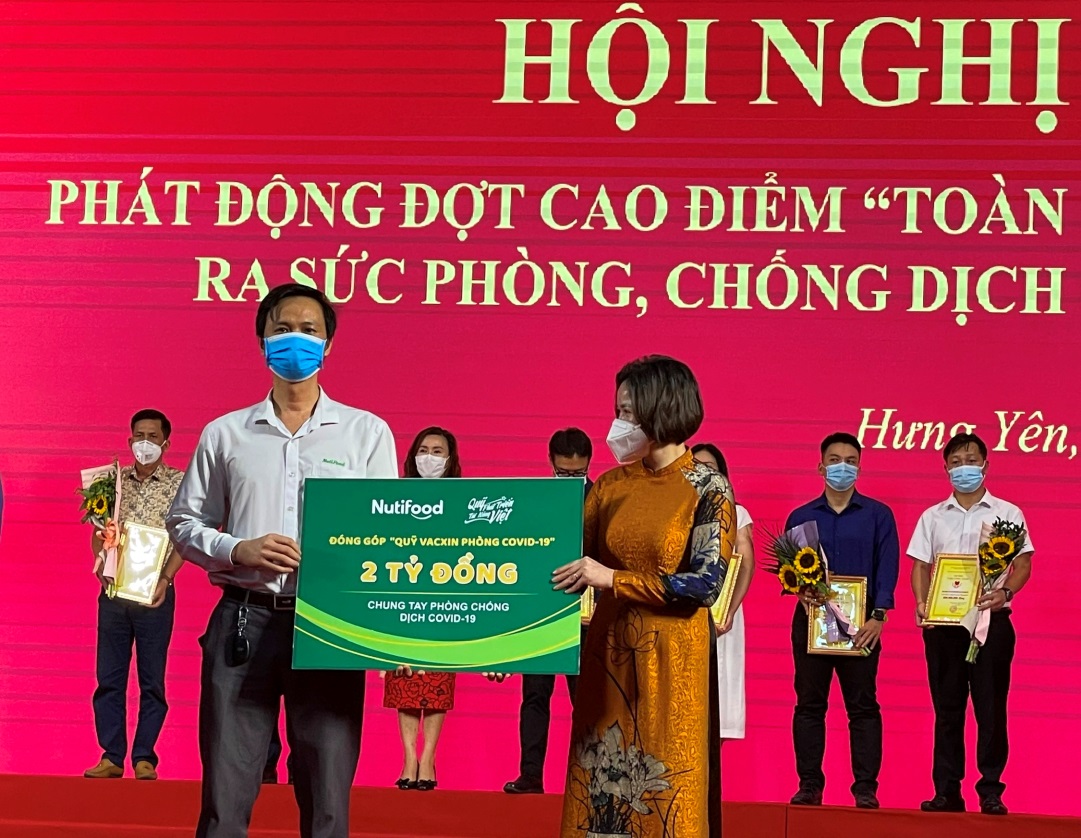 Đại diện Quỹ Phát triển Tài năng Việt của Ông Bầu trao tặng 2 tỉ đồng cho Quỹ Phòng chống dịch Covid-19 tỉnh Hưng Yên