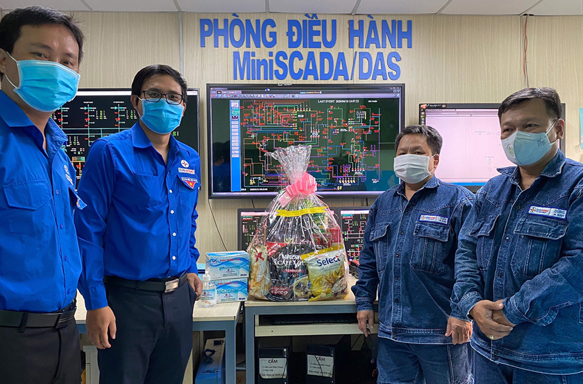Đoàn EVNHCMC Thăm và tặng quà các đội trực vận hành điện trong thời điểm dịch Covid-19 tại Phòng Điều hành Điện lực Tân Thuận 