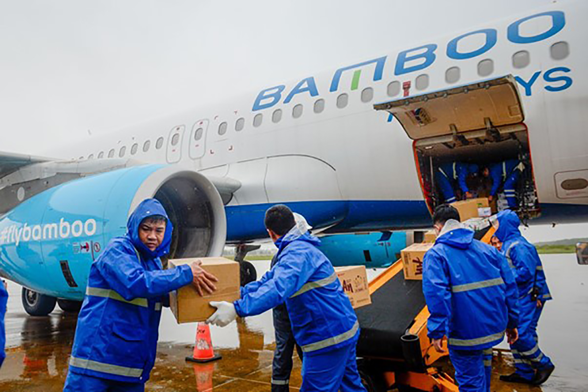 Năm 2020, Bamboo Airways đã vận chuyển miễn cước 100 tấn hàng hoá y tế, nhu yếu phẩm đến các điểm nóng về thiên tai tại Việt Nam