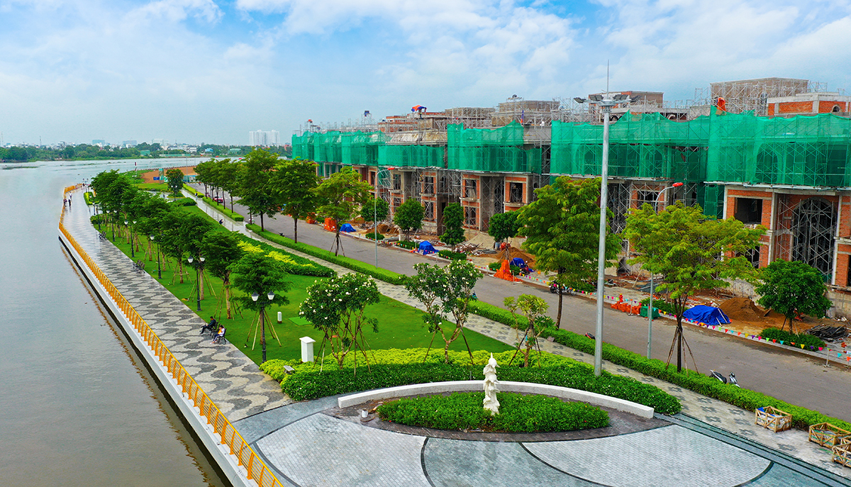 Van Phuc City đã được phủ xanh bóng cây và được bao quanh bởi sông Sài Gòn - Ảnh: ĐP