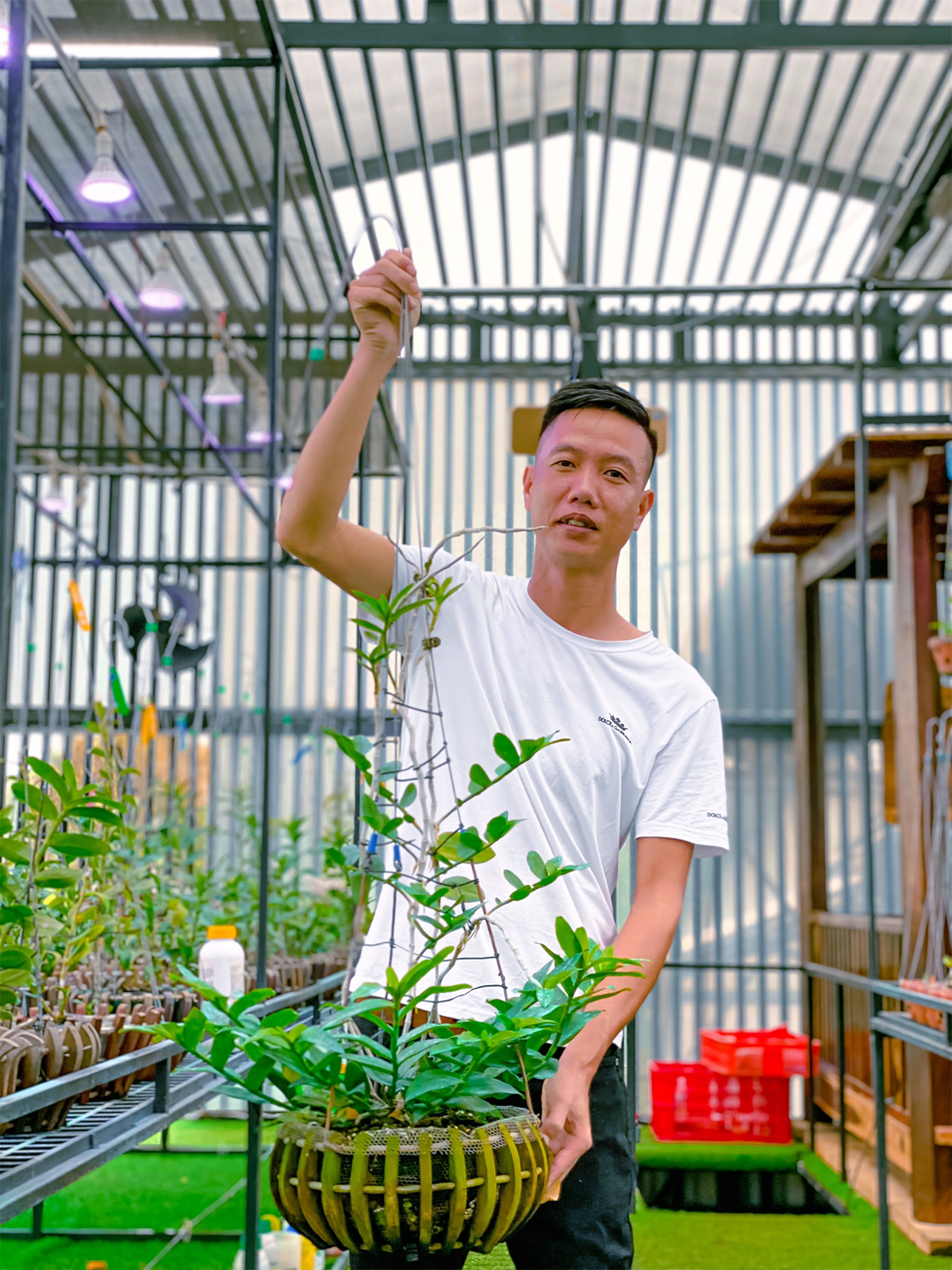 Anh Phạm Văn Bảo - Ông chủ vườn lan Bảo Phạm với hàng ngàn gốc lan quý hiếm