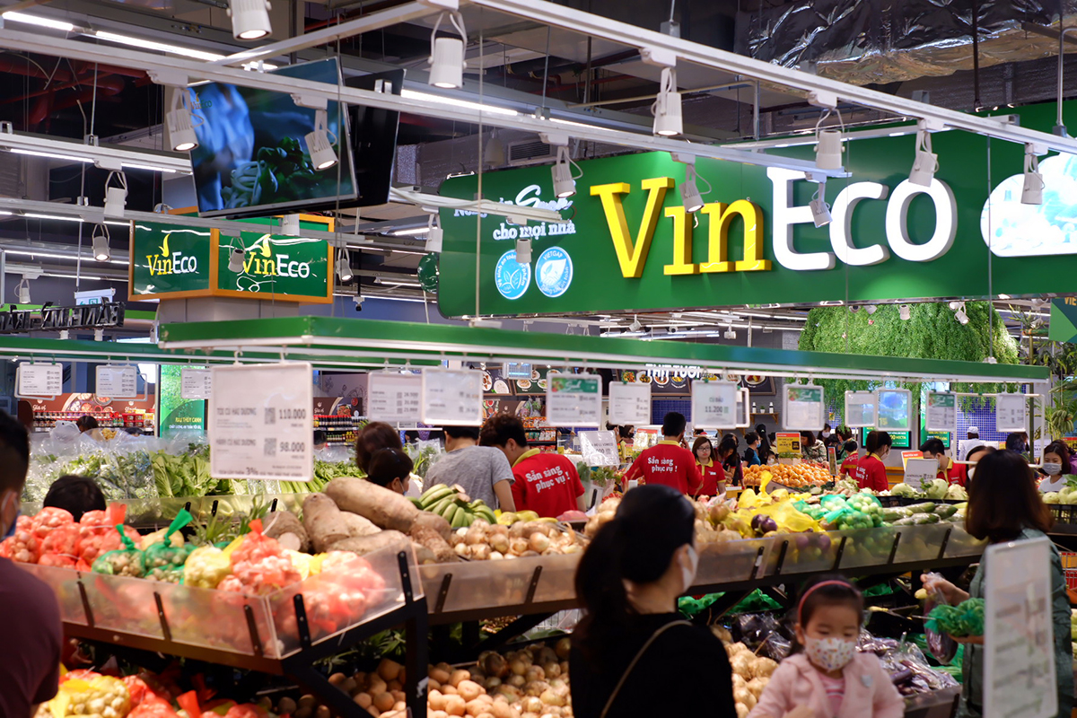 VinMart cung ứng hàng hóa đáp ứng tiêu chí _Tươi ngon thượng hạng._ - Ảnh_ khách mua rau sạch từ VinEco tại siêu thị VinMart