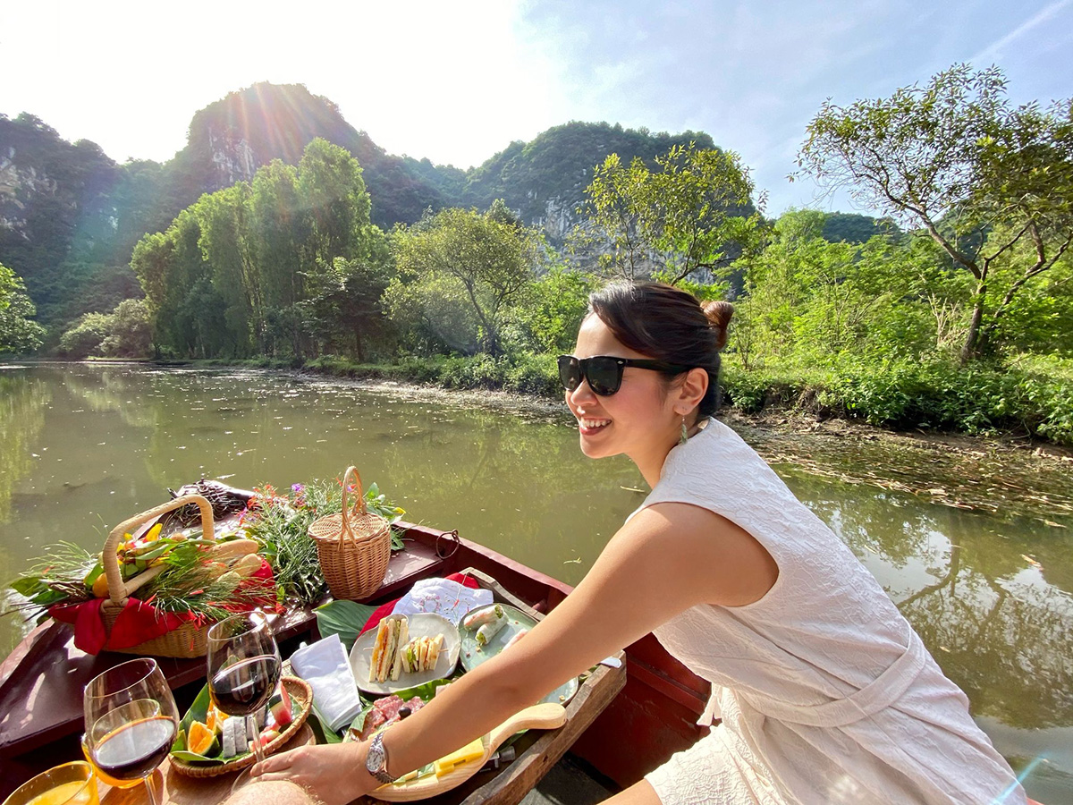 Du khách thích thú với trải nghiệm picnic trên thuyền