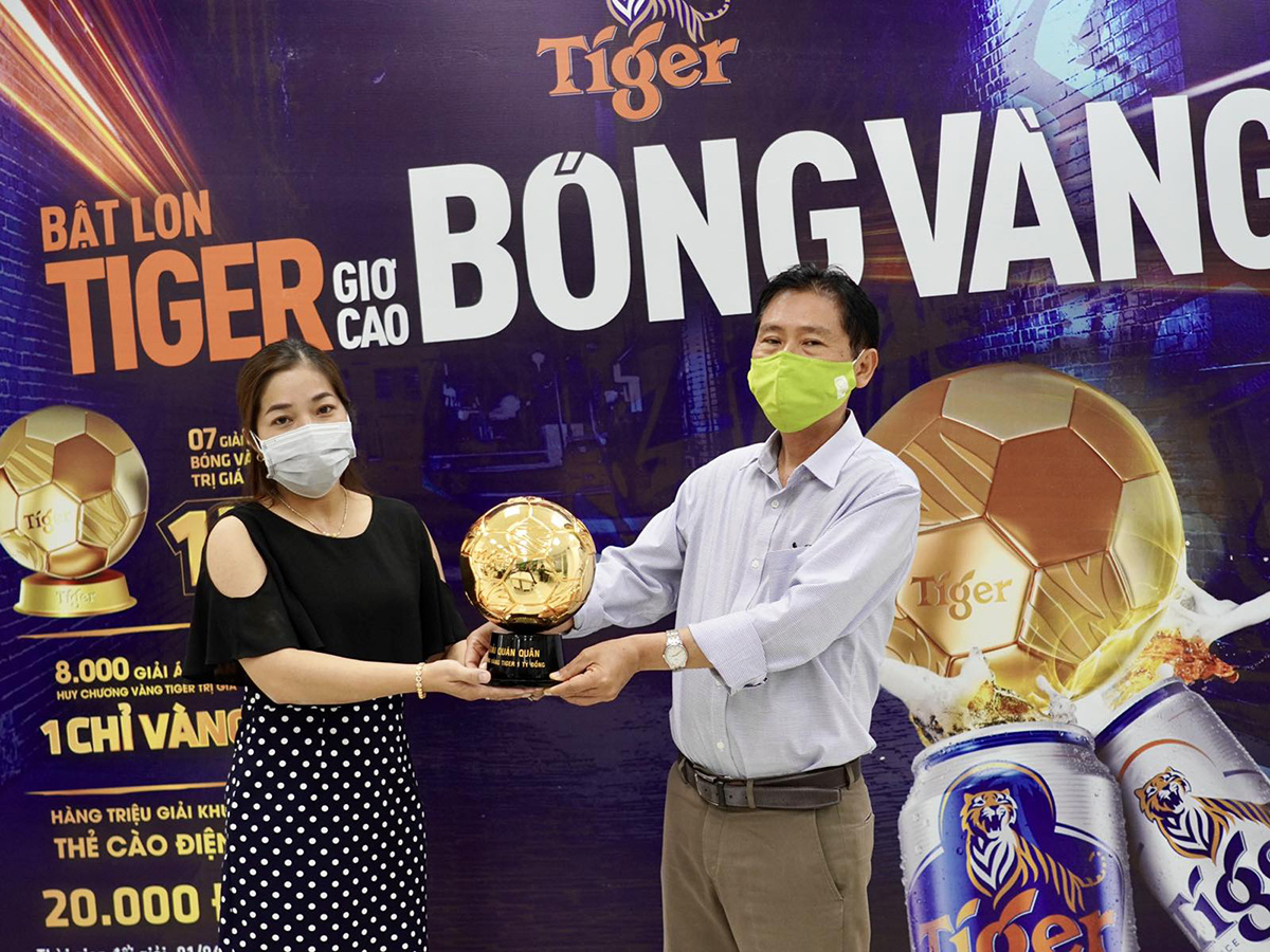 Trước đó vài ngày, quả bóng vàng Tiger đầu tiên cũng đã được trao cho chị P.T.T.T - một khách hàng may mắn ngụ tại Đồng Nai