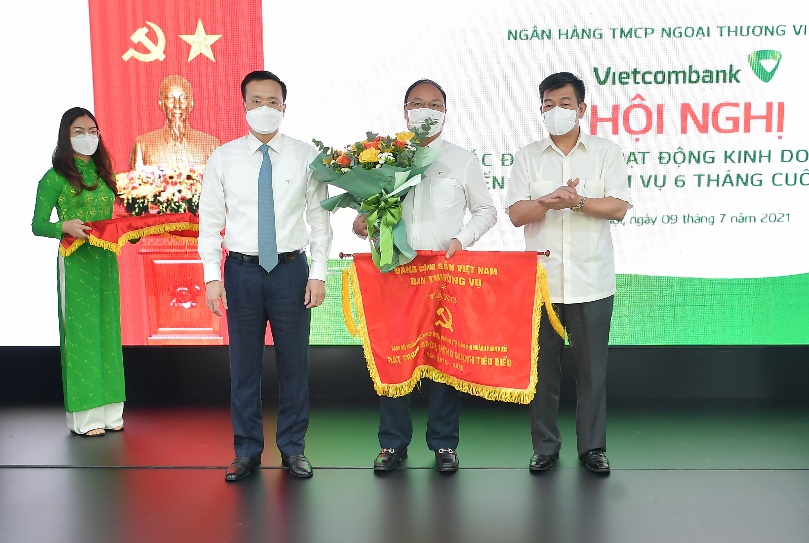 Ông Nguyễn Đức Phong và ông Phạm Quang Dũng trao Cờ của Đảng ủy Khối và tặng hoa chúc mừng tổ chức đảng đạt danh hiệu “Trong sạch, vững mạnh” tiêu biểu 5 năm liền (2016-2020)