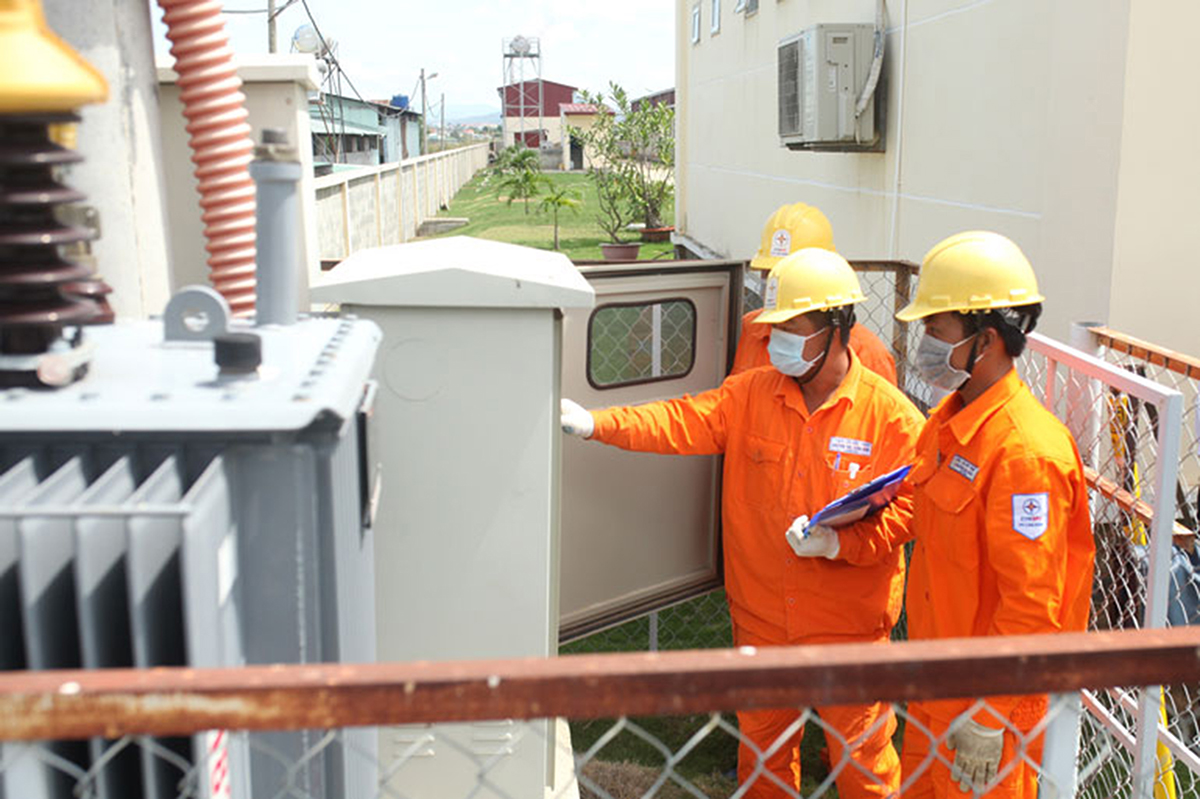 Kiểm tra hệ thống điện tại nhà máy của khách hàng ở tỉnh Lâm Đồng Ảnh: Hoàng Khôi 