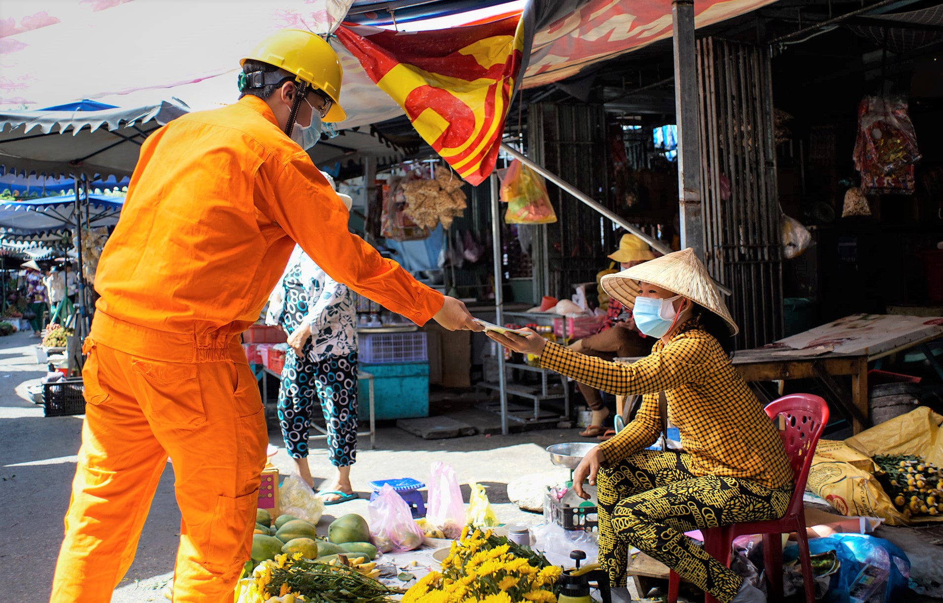 Công nhân điện lực tuyên truyền tiết kiệm điện cho người dân trước khi thực hiện giãn cách xã hội Ảnh: Thanh Hoàng