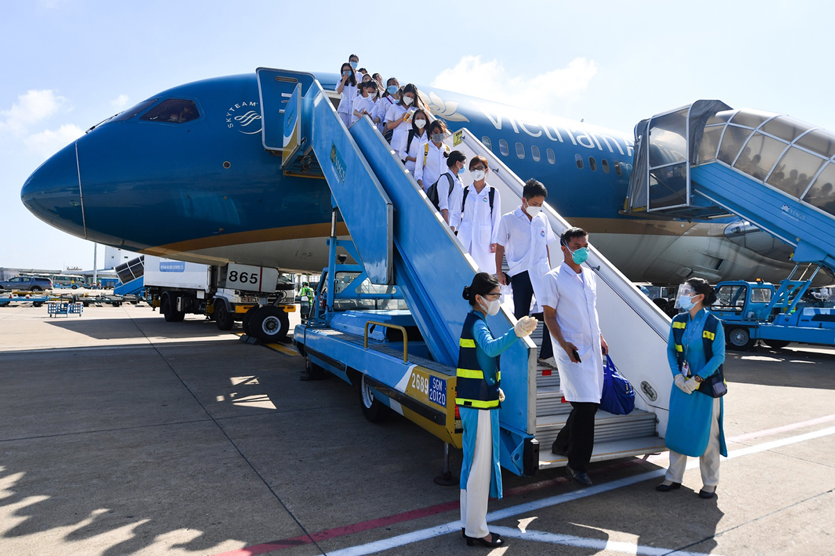 Hơn 1.300 cán bộ, nhân viên y tế được Vietnam Airlines vận chuyển kịp thời tới các điểm tâm dịch