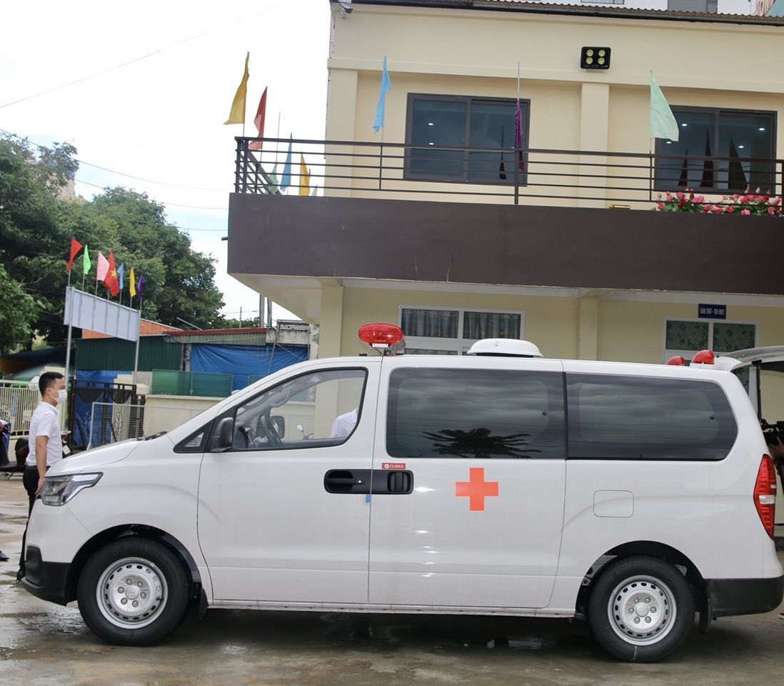 Tập đoàn FLC trao tặng thành phố Sầm Sơn xe cứu thương hỗ trợ công tác phòng chống dịch bệnh, thiên tai