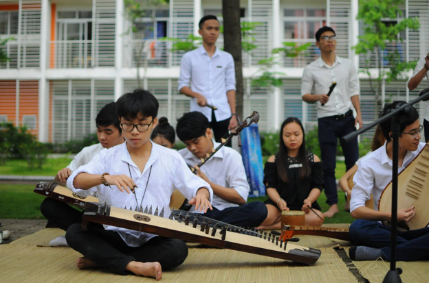 Quốc Đạt chơi đàn tranh trong một sự kiện biểu diễn nhạc cụ dân tộc của CLB