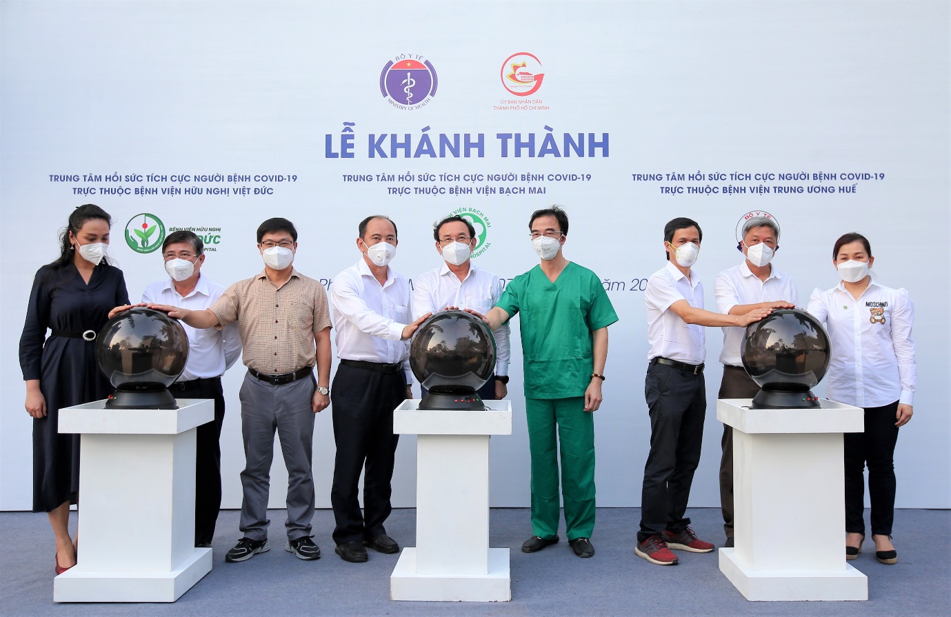 Lãnh đạo Thành ủy, UBND TP.HCM, Bộ Y tế, Sở Y tế TP.HCM cùng các lãnh đạo bệnh viện: Bạch Mai, Việt Đức, Trung ương Huế tại buổi khánh thành 3 trung tâm hồi sức tích cực với tổng số 1.500 giường