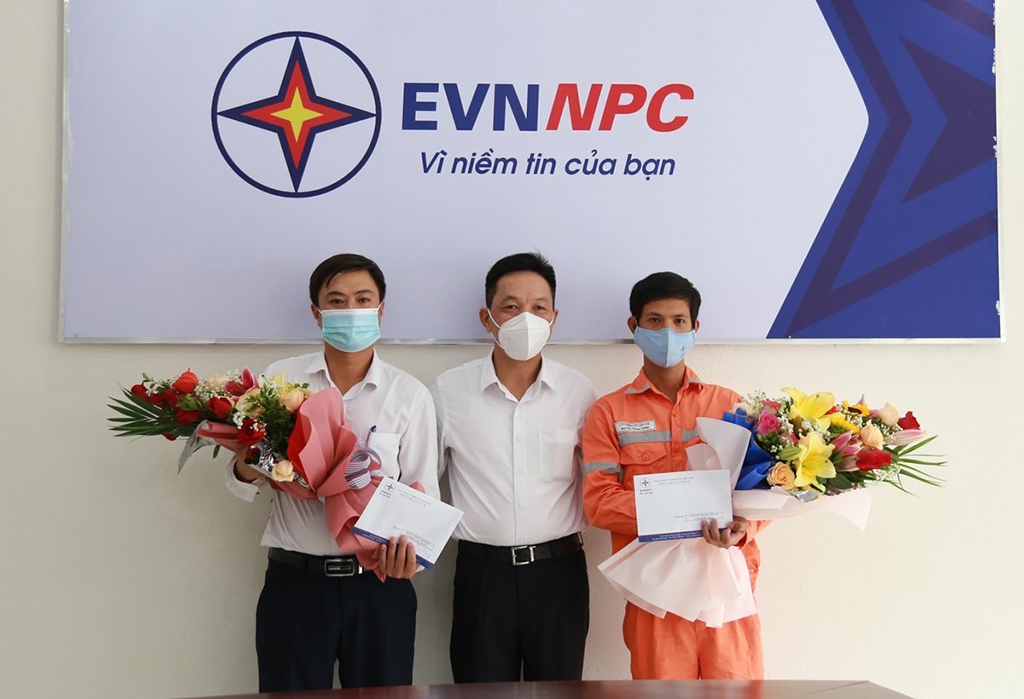 Anh Nguyễn Trung Thành (áo cam) nhận quà và thư khen của Giám đốc Điện lực Lào Cai