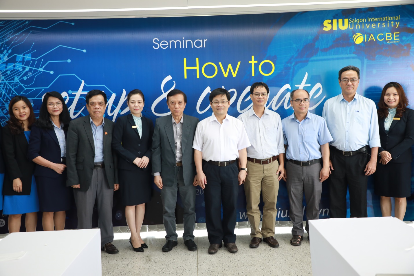 2 Giáo sư đầu ngành CNTT cố vấn chương trình AI của SIU - GS-TSKH Hoàng Văn Kiếm và GS-TS Nguyễn Thanh Thủy (giữa)