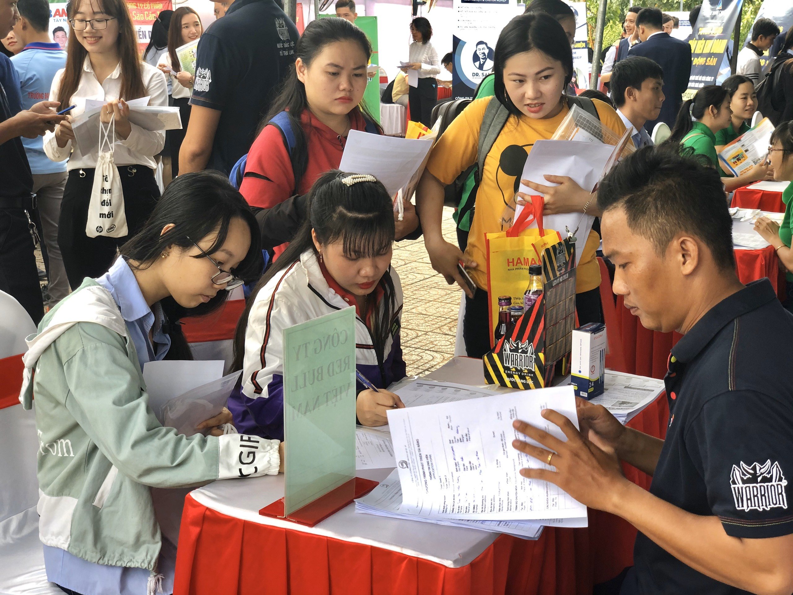 Đông đảo sinh viên tham gia ngày hội việc làm tại trường - Ảnh: DNC