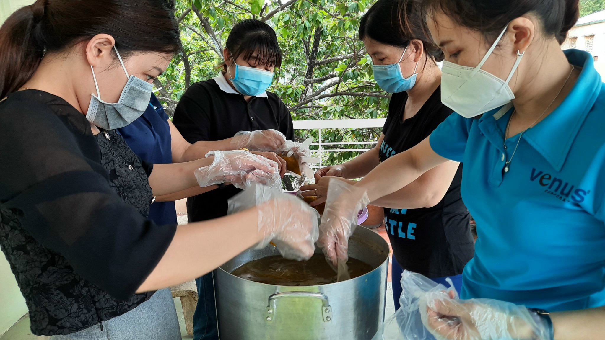 Bếp ăn tình thương nấu các phần cơm nhà cho các bệnh viện dã chiến tại Thành phố Hồ Chí Minh (Nguồn: dự án Home Love)