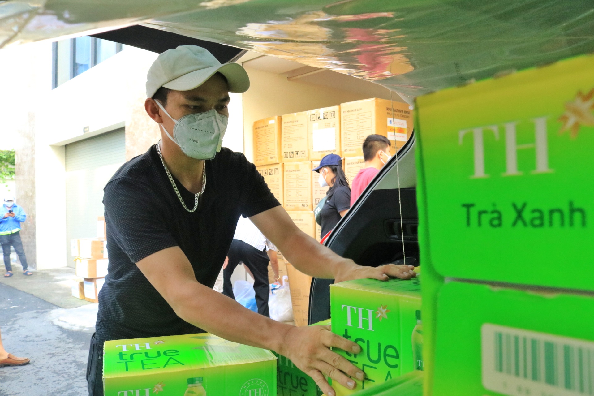 Sáng sớm, anh Hoàng Thế Mạnh (23 tuổi, TP.Thủ Đức) cùng hơn 10 tình nguyện viên tất bật vận chuyển hàng hóa lên xe để chở đến hơn 30 bệnh viện tuyến đầu ở các quận, huyện TP.HCM