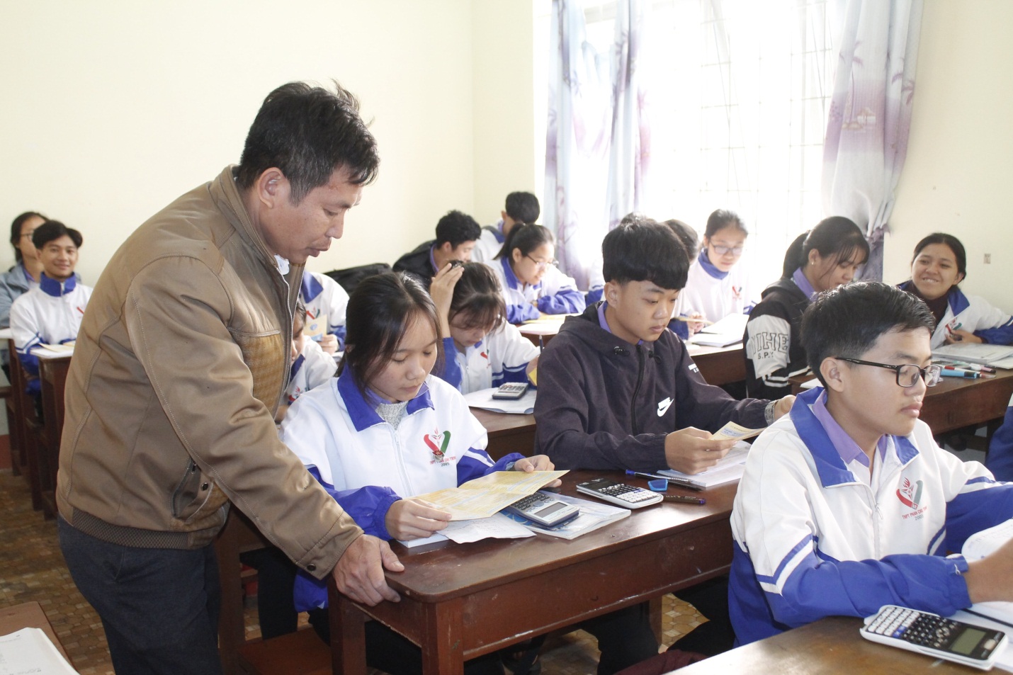 Cán bộ BHXH H.Ea H’leo (Đắk Lắk) phổ biến thông tin về BHYT đến học sinh trên địa bàn (Ảnh: Thanh Loan)