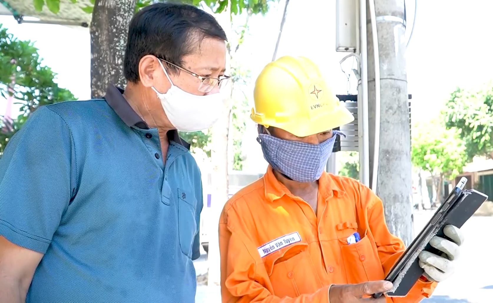Thực hiện cấp điện cho hộ gia đình ông Huỳnh Ngọc Dũng ở tổ 6, phường Trần Phú, TP.Quảng Ngãi 