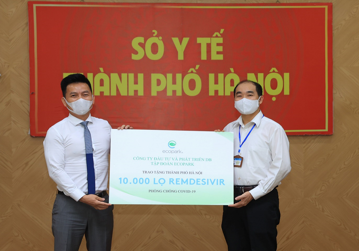 Tại khu vực phía Bắc, Sở Y tế Hà Nội đã nhận được 10.000 lọ thuốc do Ecopark trao tặng