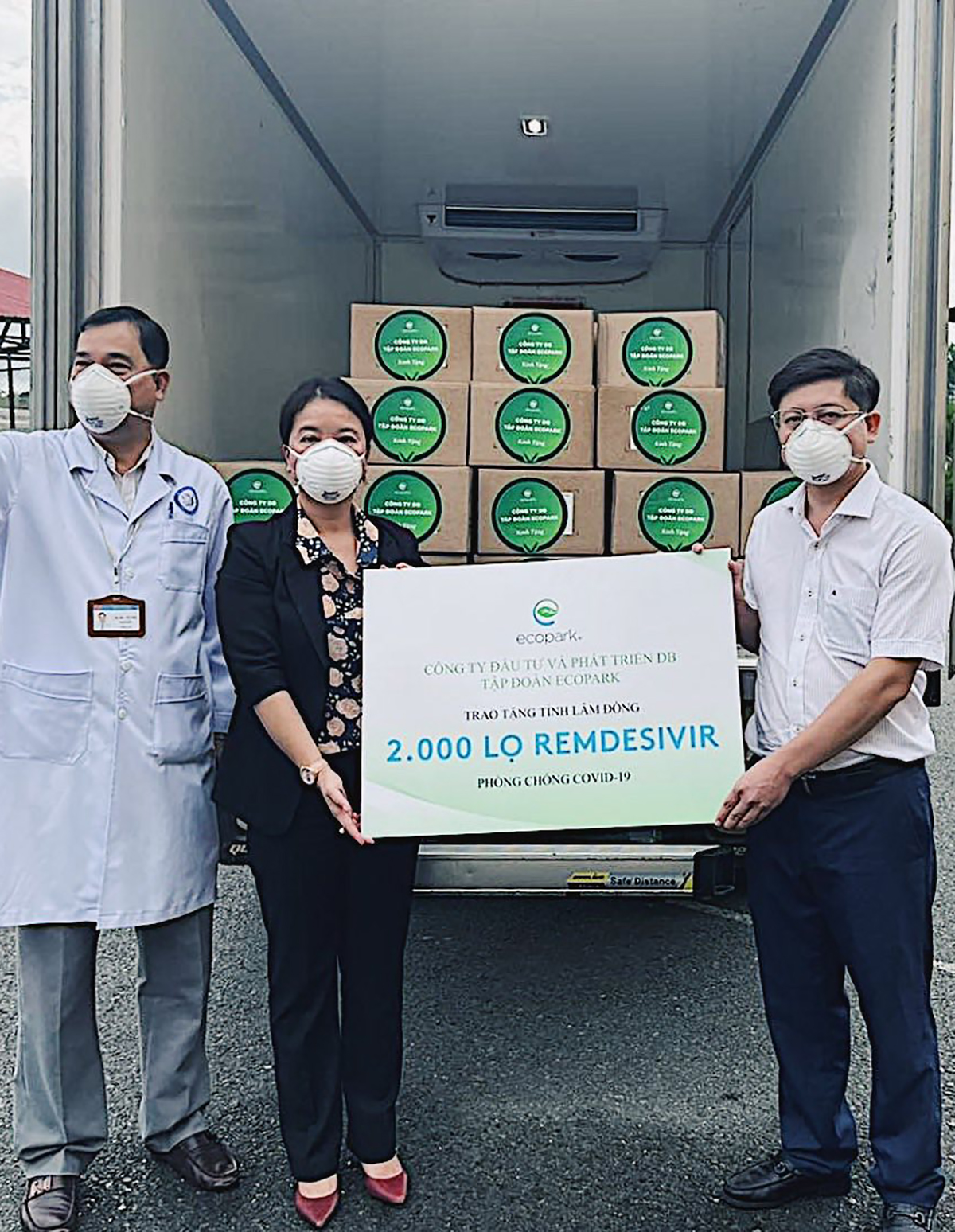 Đại diện Sở Y tế tỉnh Lâm Đồng nhận thuốc tài trợ từ Ecopark