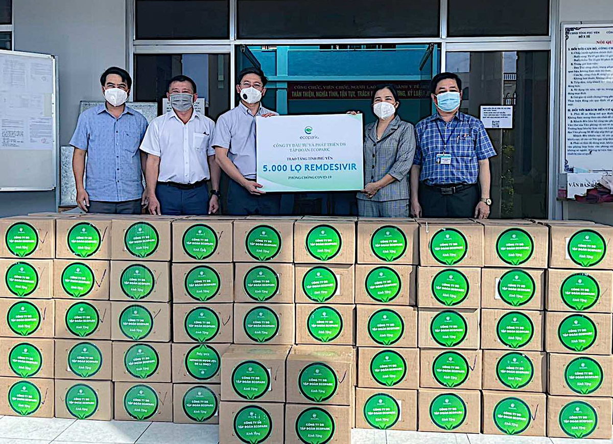 Đại diển Sở Y tế Phú Yên nhận thuốc từ đại diện Tập đoàn Ecopark