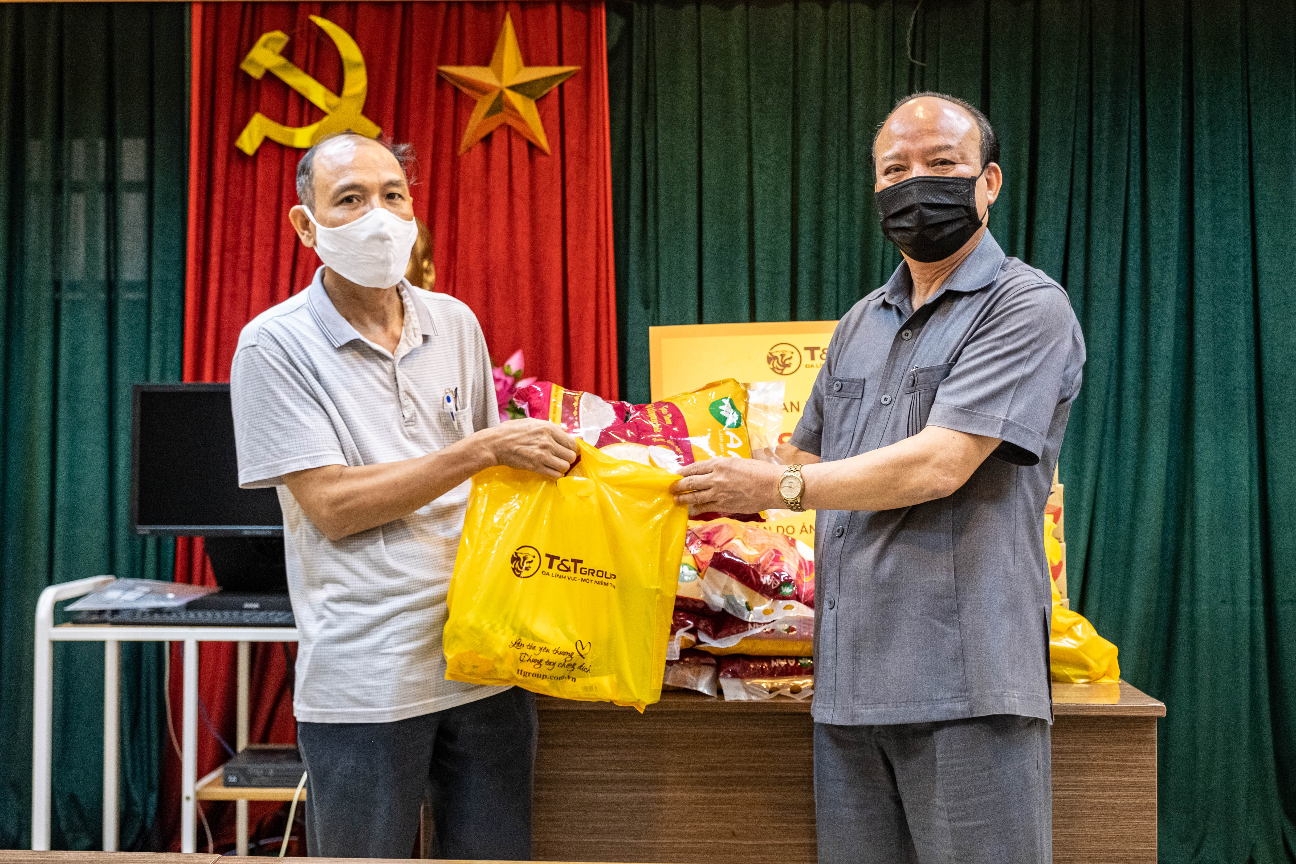 Ông Nguyễn Tất Thắng, Phó tổng giám đốc Tập đoàn T&T Group trao tặng các phần quà hỗ trợ cho người dân phường Phan Chu Trinh (quận Hoàn Kiếm)