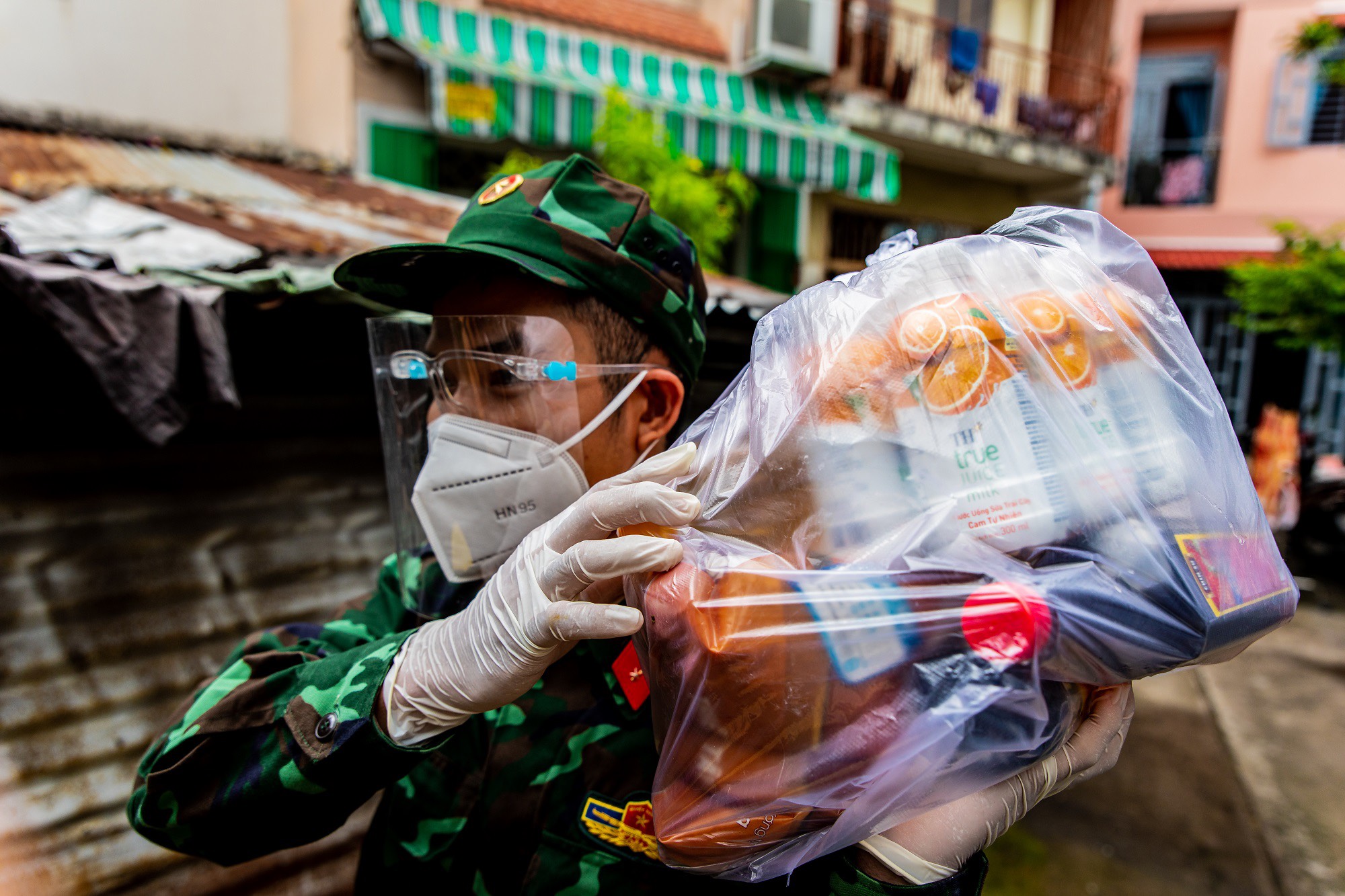 Bộ đội hỗ trợ P.3, Q.Phú Nhuận đi trao túi thực phẩm tiếp tế người dân khó khăn vì Covid-19