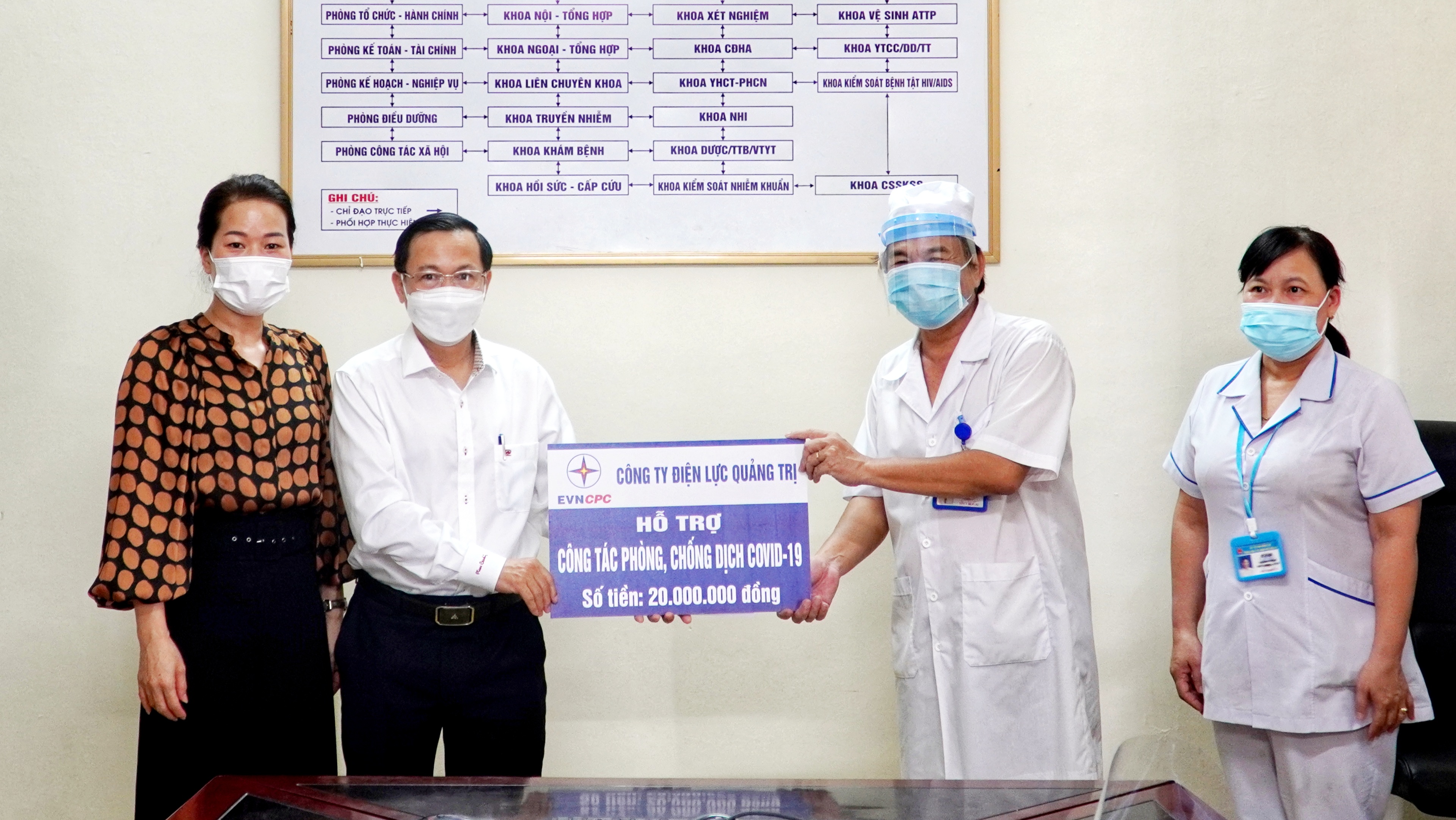 Ông Phan Văn Vĩnh (Giám đốc Công ty Điện lực Quảng Trị) tặng 20 triệu đồng cho Trung tâm Y tế TP.Đông Hà chống dịch Covid-19. ẢNH: THANH LỘC