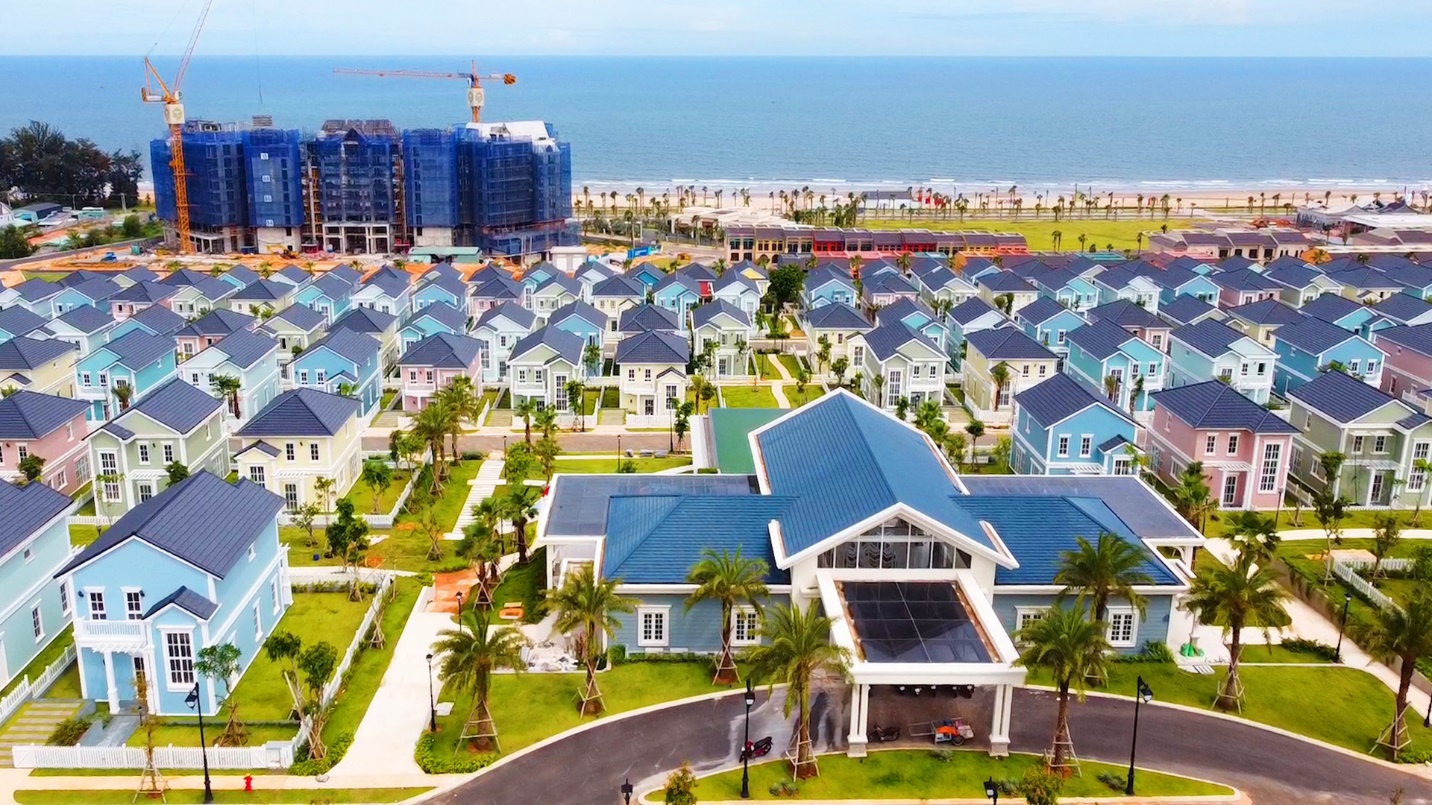 Tại Bình Thuận, Siêu thành phố biển - du lịch - sức khỏe NovaWorld Phan Thiet của Novaland có quy mô 1.000 ha, trải dài 7 km bờ biển, tổng mức đầu tư gần 5 tỉ USD