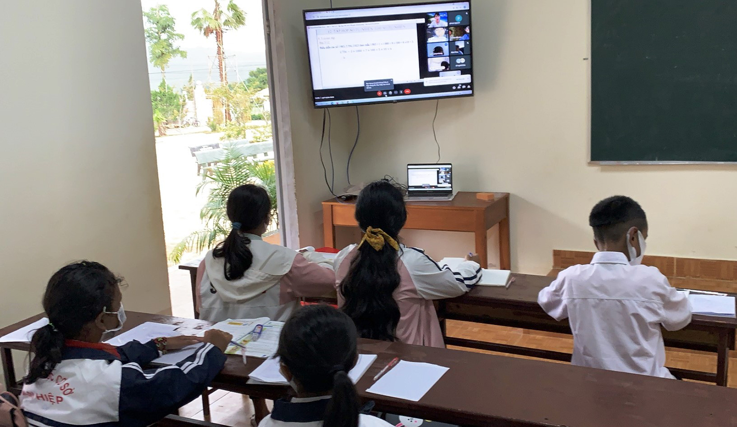 Một nhóm 5 học sinh ở xã Liên Hiệp tập trung học trực tuyến tại một địa điểm trên địa bàn Ảnh: A.T