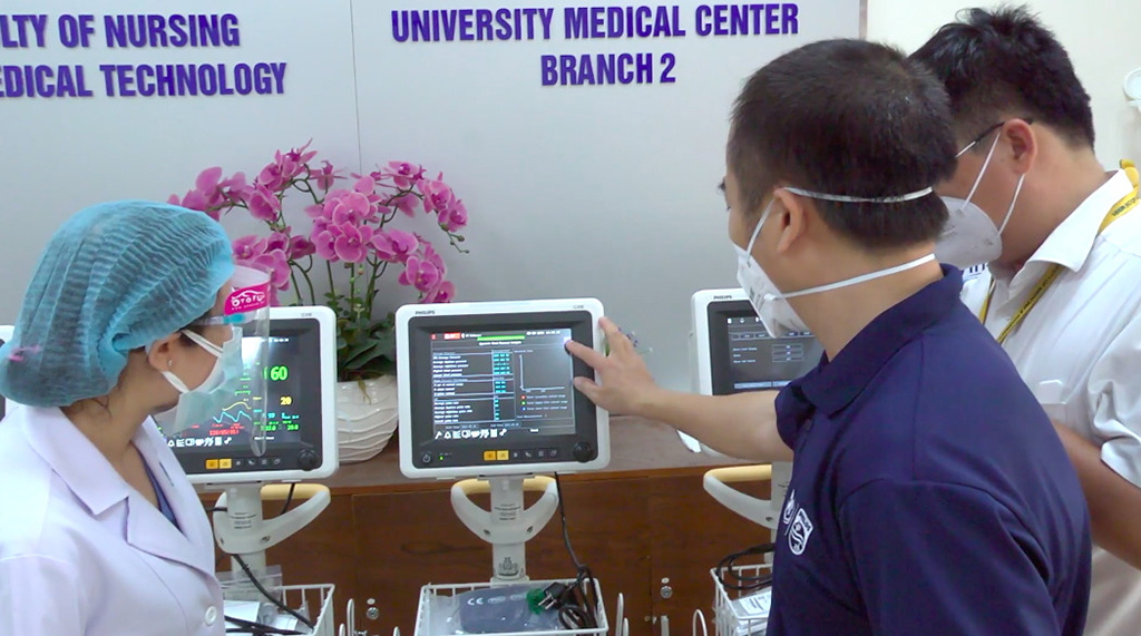Chuyên gia Philips Việt Nam đang hướng dẫn các bác sĩ và y tá Bệnh viện Đại học Y Dược TP.HCM sử dụng máy theo dõi bệnh nhân