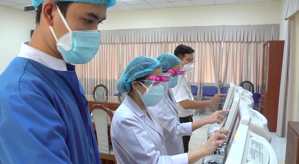 Các y bác sĩ đang làm quen với máy theo dõi bệnh nhân được trao tặng