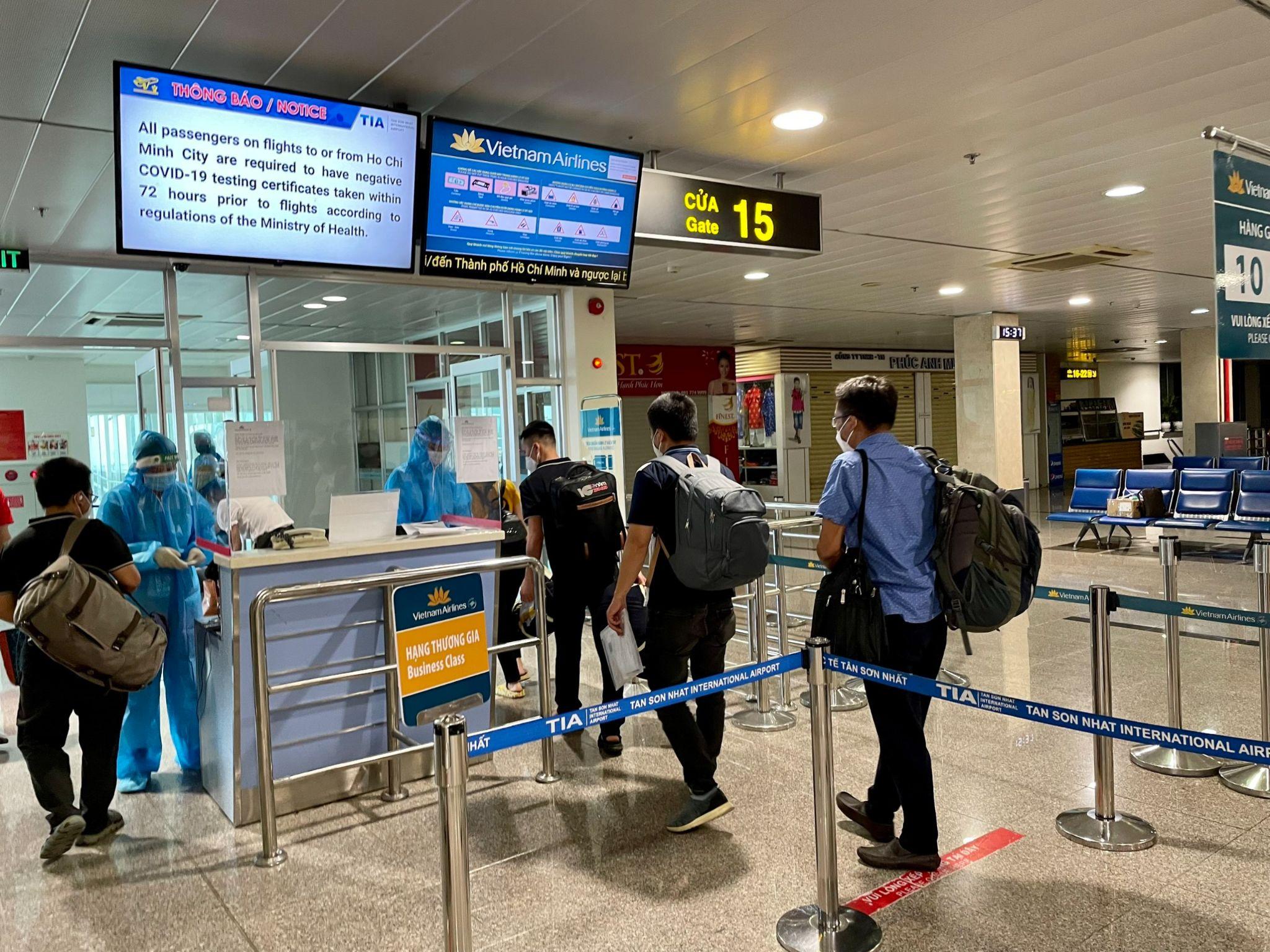 Đoàn y bác sĩ của Sở Y tế tỉnh Nghệ An làm thủ tục trước khi bước vào sân bay
