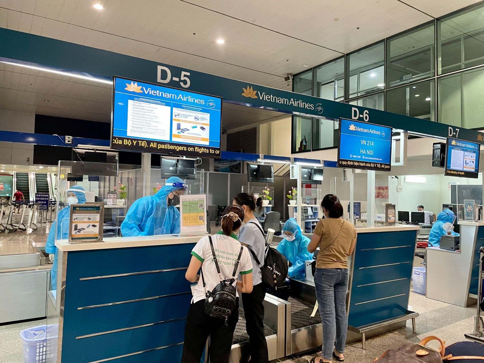 Tại khu vực check-in, 60 người lần lượt làm thủ tục đối soát thông tin, gửi hành lý 