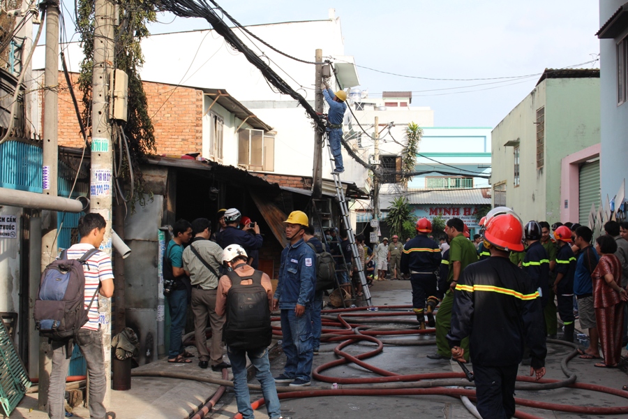 Toàn bộ khu vực này được cúp điện để phục vụ công tác chữa cháy - Ảnh: Đức Tiến