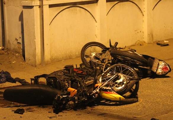 Hai xe máy nát vụn, biến dạng - Ảnh: Đức Tiến 