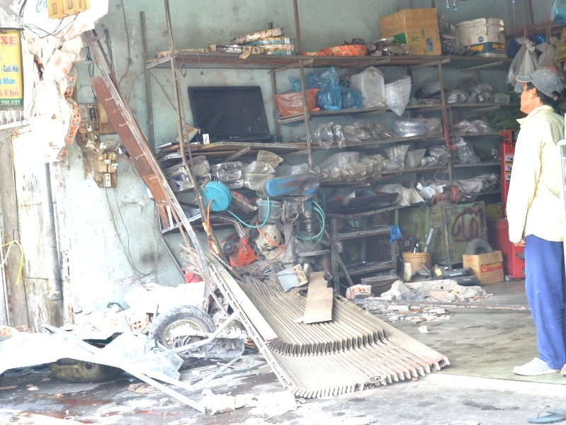 Tiệm sửa xe tang hoang sau tai nạn - Ảnh: Khả Lâm 