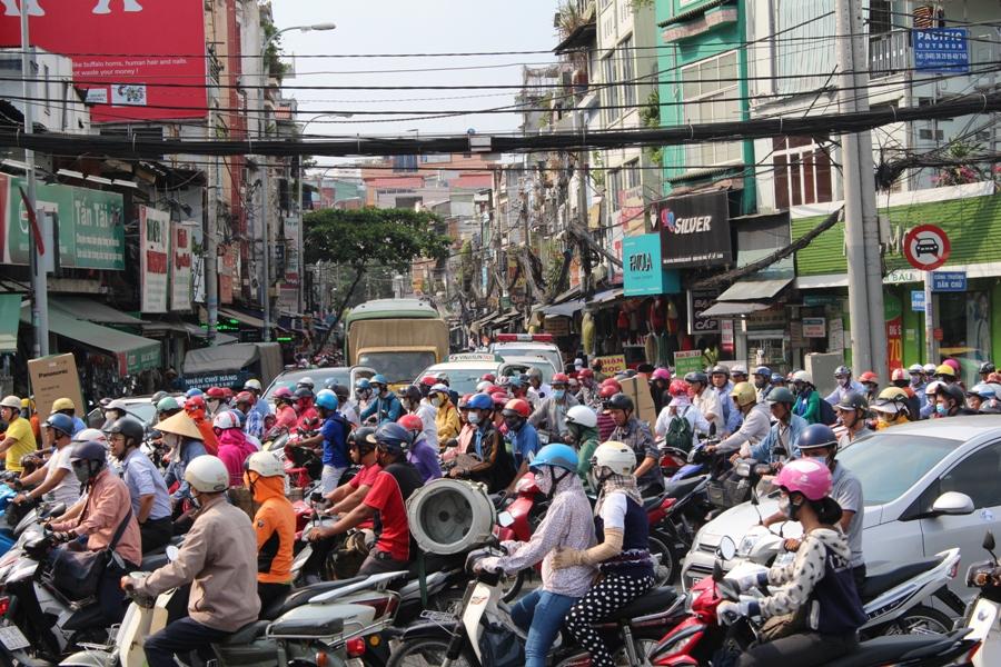 Xe cấp cứu đứng "chôn chân" ở đường Nguyễn Phúc Nguyên - Ảnh: Đức Tiến 
